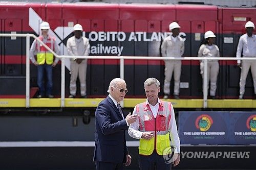 조 바이든 당시 미 대통령이 2024년 12월 앙골라 로비토항 철도터미널을 둘러보고 있다. [AP 연합뉴스 자료사진. 재판매 및 DB 금지]
