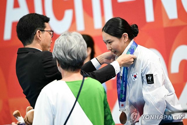 동메달을 목에 거는 김수지