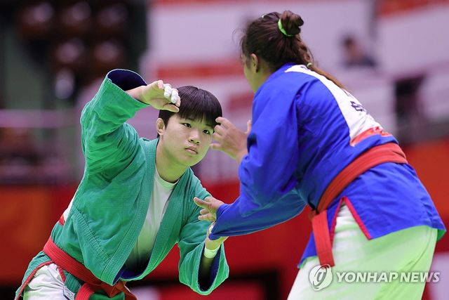 준결승 경기 펼치는 크라쉬 모수민