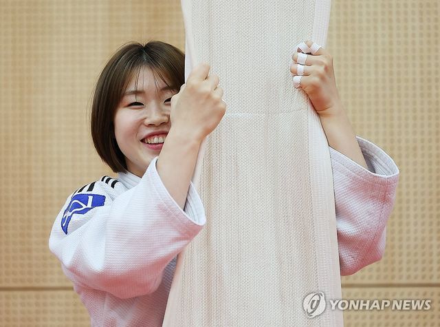 허미미 '방긋'