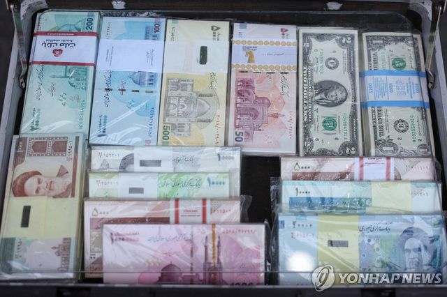 이란 수도 테헤란의 한 환전상에 리알화와 미화 지폐가 전시되어 있다. 