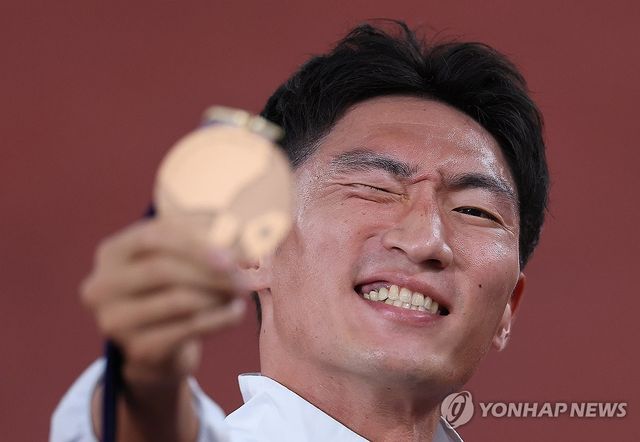동메달 들어 보이는 최병광