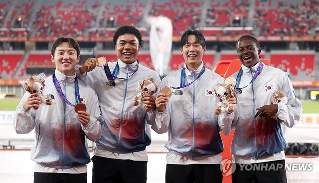 AG 육상 남자 400ｍ 계주…동메달 활짝
