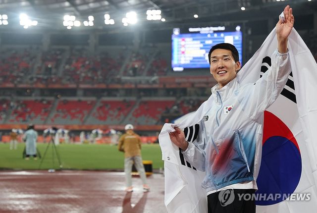 태극기 들고 인사하는 높이뛰기 우상혁