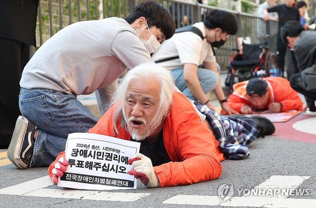 기어서 투표장 향하는 박경석 전장연 대표