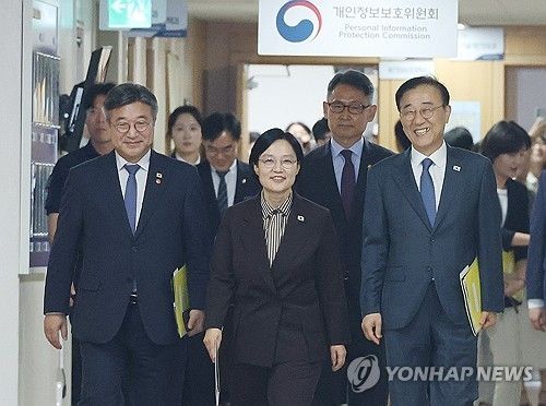 행정ㆍ공공기관 이전 발표 나선 한성숙 국무총리 (서울=연합뉴스) 안정원 기자 = 한성숙 국무총리가 3일 서울 종로구 정부서울청사에서 열린 행정·공공기관 이전 및 공공기관 기능 개혁 관련 기자회견을 위해 이동하고 있다, 왼쪽부터 윤호중 행정안전부 장관, 한 총리, 허장 재정경제부 2차관, 김윤덕 국토교통부 장관. 2026.9.3 jeong@yna.co.kr(끝)