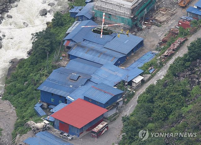 어퍼트리슐리 건설 현장 낮게 나는 네팔 군 헬기