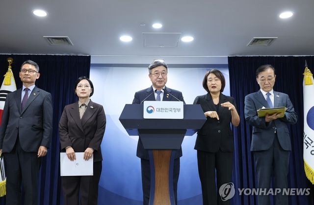 기자회견서 발언하는 윤호중 장관