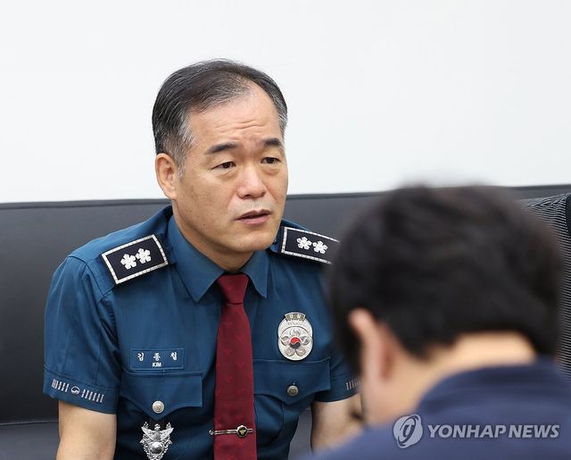 취재진 만난 김종철 신임 경찰청장 직무대행