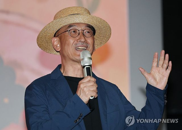 인사말하는 이준익 감독