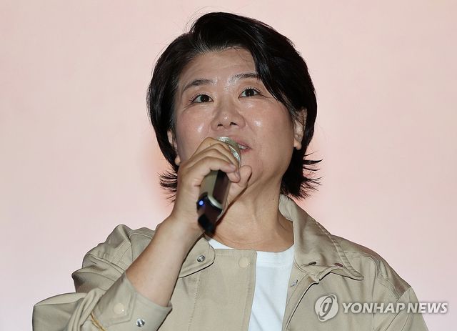 인사말하는 이정은