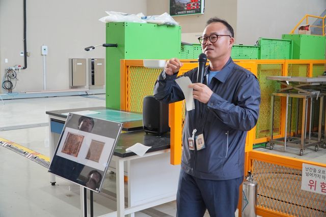 인위적으로 노화시킨 비단 소개하는 윤진문 책임연구원