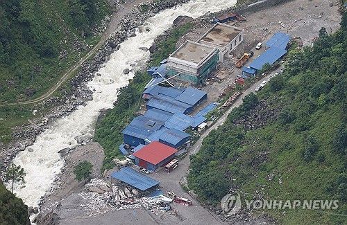 어퍼트리슐리 건설 현장 낮게 나는 네팔 군 헬기
