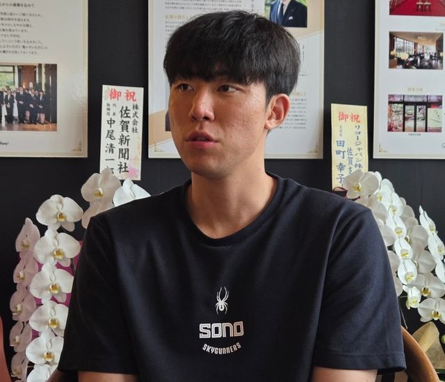 인터뷰하는 강지훈