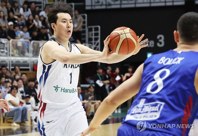 패스하는 이현중
