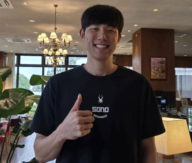 6일 일본 사가에서 취재진과 인터뷰하는 강지훈