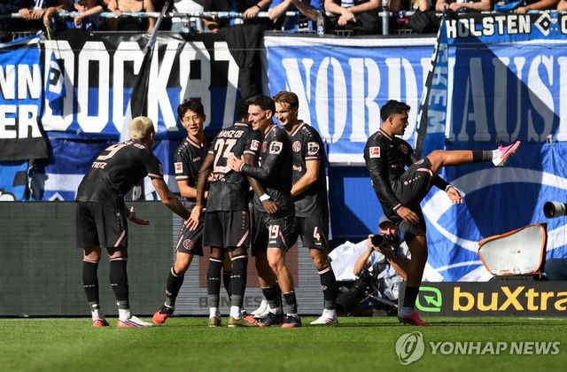 골 넣고 기뻐하는 마인츠 선수들. 왼쪽에서 두 번째가 이재성 
