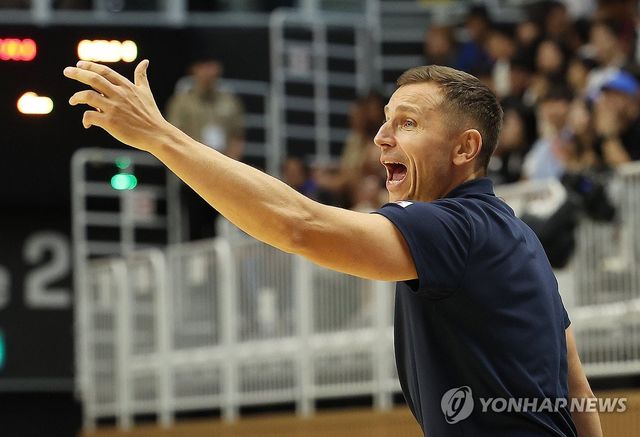 작전 지시하는 마줄스 감독