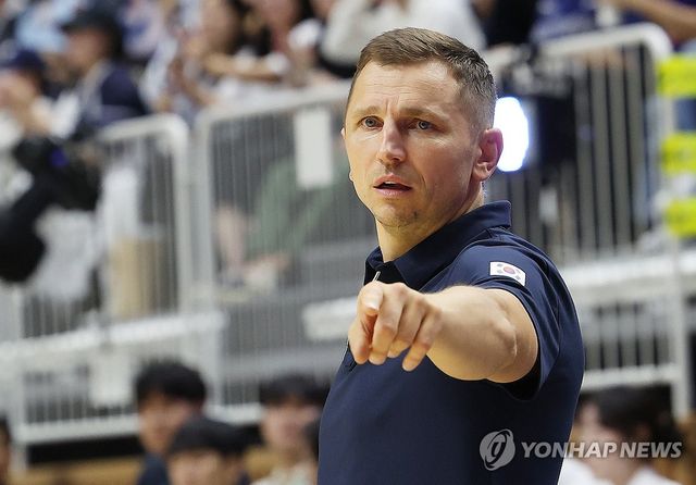 작전 지시하는 마줄스 감독