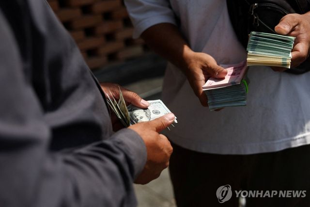 이란 테헤란의 환전상 