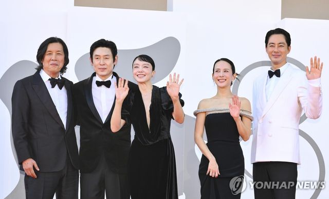 베네치아영화제 '가능한 사랑' 월드프리미어(최초 상영) 레드카펫 선 이창동 감독과 배우들