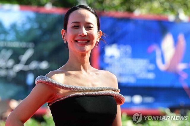 베네치아영화제 '가능한 사랑' 레드카펫 행사에서 포즈 취하는 조여정