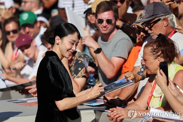 베네치아영화제 '가능한 사랑' 레드카펫 행사에서 사인하는 전도연 