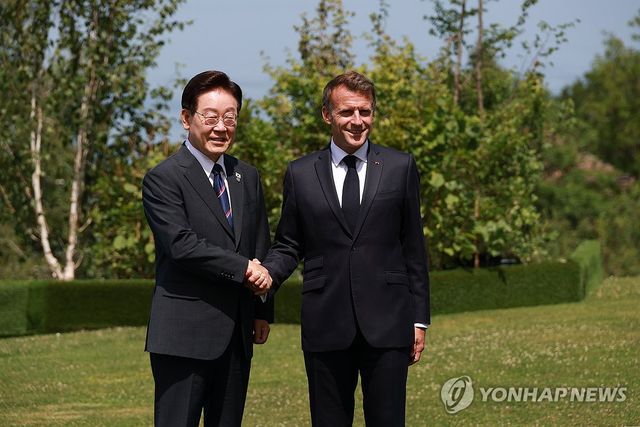 6월 G7에서 만난 이재명 대통령과 마크롱 대통령