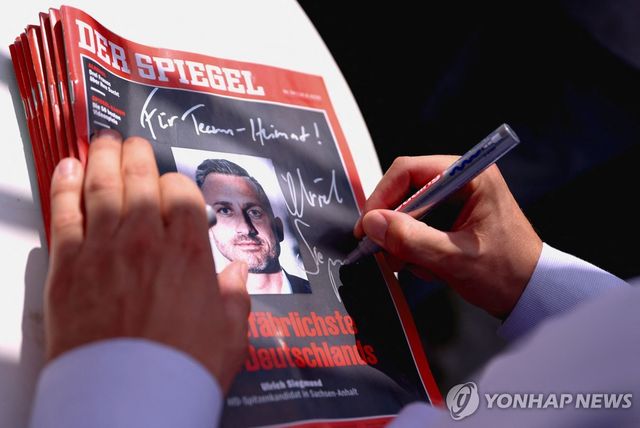 '독일에서 가장 위험한 남자' 슈피겔 표지에 사인하는 울리히 지크문트