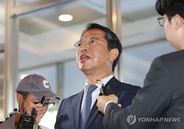 질문 답하는 법무장관 후보자