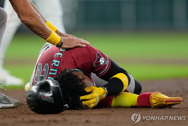 동료 타구에 맞고 고통스러워하는 애리조나 페르도모