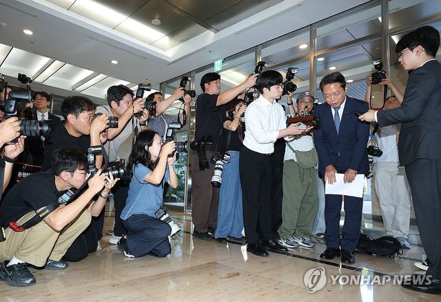 인사하는 김승원 법무장관 후보자