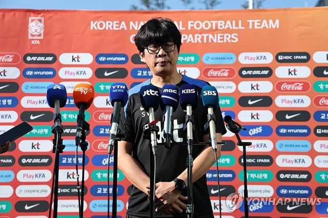 인터뷰하는 신상우 감독