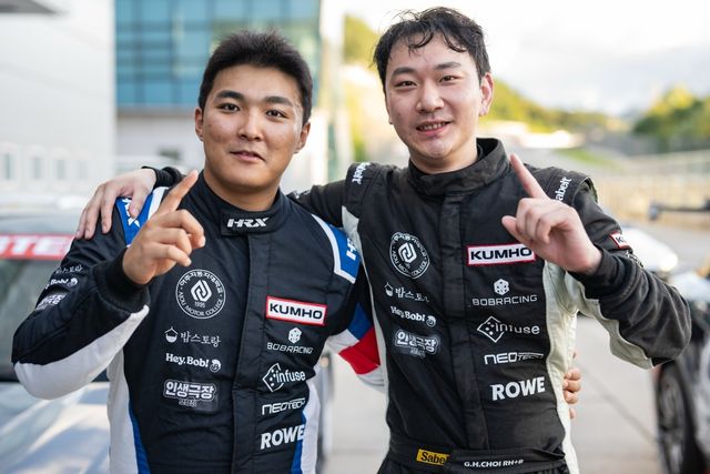 우승 뒤 세리머니를 펼치는 권도윤(왼쪽)과 최근환