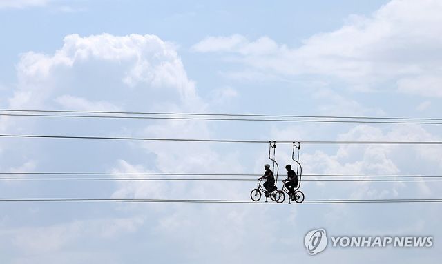 가을이 성큼…강릉 남대천 하늘 자전거