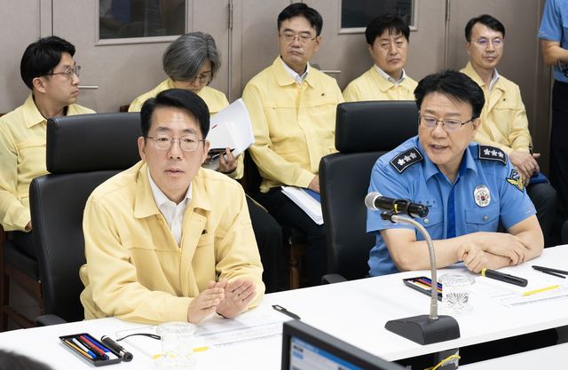 지난 2일 티엔에스캐처호 실종자 수색 상황 점검하는 황종우 해수부 장관(앞 왼쪽)
