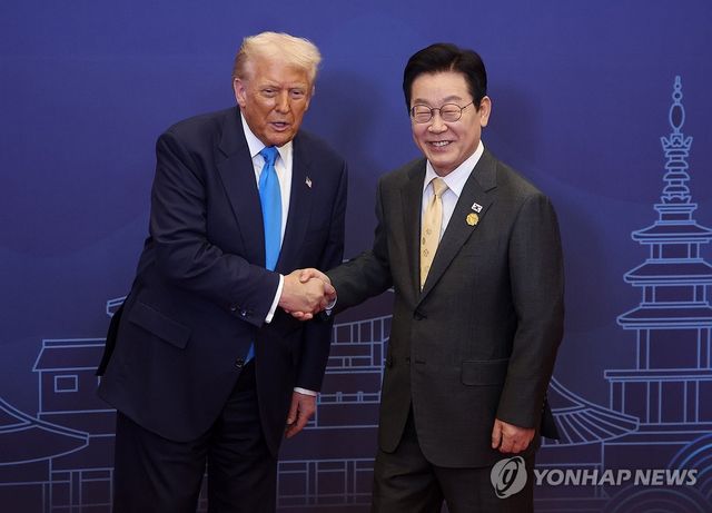 트럼프 대통령 영접하는 이재명 대통령