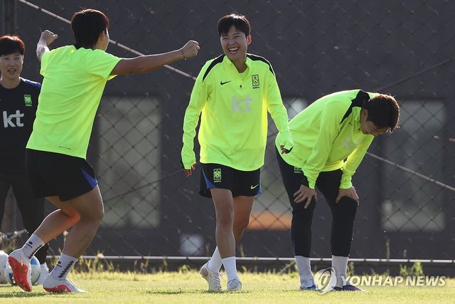 미소 보이는 지소연