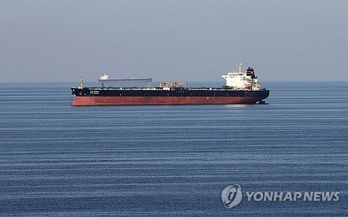 호르무즈 해협을 지나는 유조선. 기사 내용과 직접 관련 없음