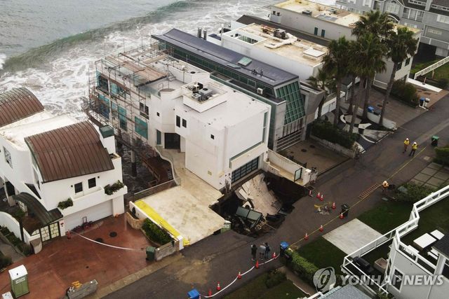 말리부 해안 니컬러스 케이지 저택 앞 싱크홀