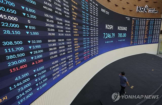 서울 여의도 한국거래소 홍보관의 주식 전광판