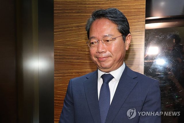 생각에 잠긴 김승원 법무부 장관