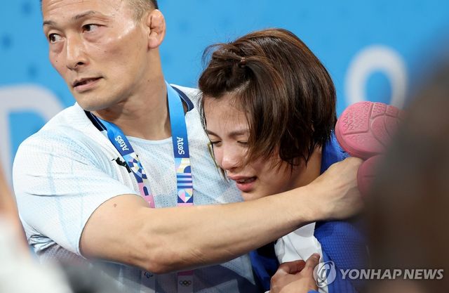 2024년 파리올림픽에서 4년 8개월만에 패배한 뒤 눈물을 흘리는 일본 아베 우타