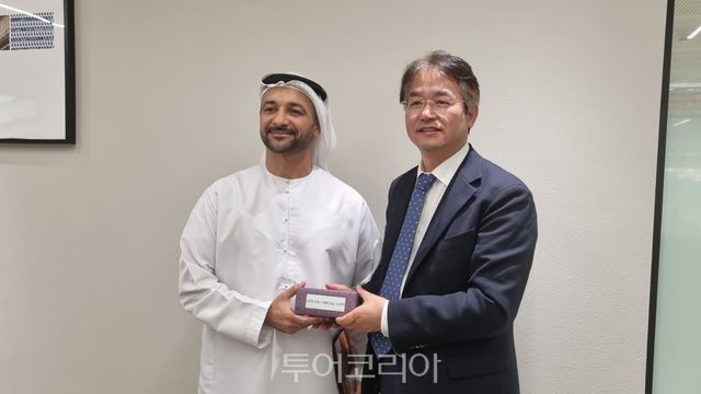 이동환 고양시장과 무바달라개발공사 아미어 알 아와디 고객관계매니저가 악수하는 모습