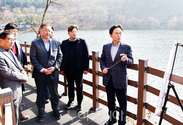 김경일 파주시장이 완공된 마장호수 순환형 산책로 시설을 살피고 있다..사진=파주시