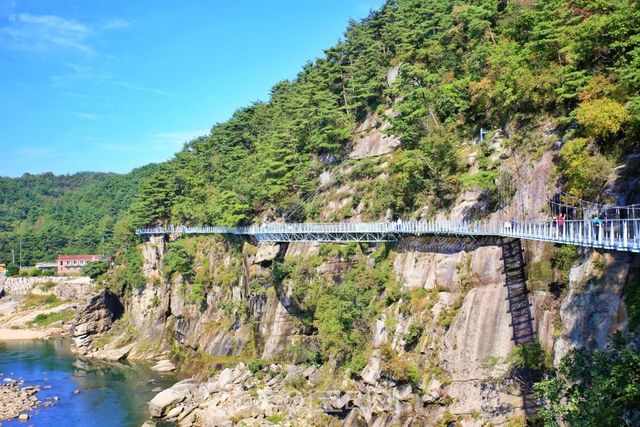 철원 한탄강 주상절리길은 절벽을 따라 3.6km 이어진다.
