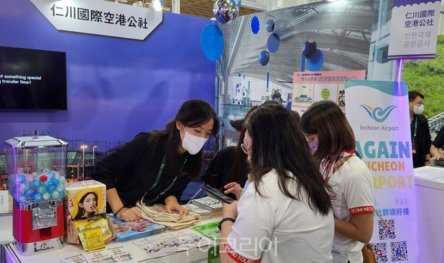 지난 5일 인천공항공사 항공마케팅팀 서현정 과장(좌측 첫 번째)이 대만 국경 개방 이후 최초로 개최된 ‘타이페이 국제여전’에 참가해 대만 리치몬드 여행사 상품개발 담당자들을 대상으로 인천공항내 한국문화체험 시설을 홍보하고 있다.