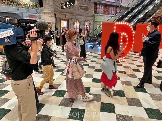 일본 팸투어단 제주 드림타워를 방문한 모습