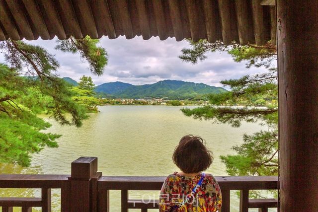 넓은 저수지를 바라보며 여유로운 시간을 보내고 있는 관광객