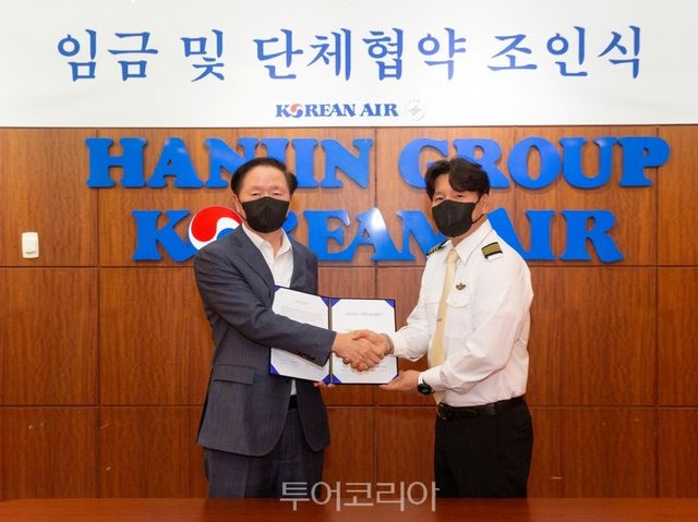 대한항공은 4일 강서구 공항동 본사에서 우기홍 대한항공 사장(왼쪽)과 남진국 대한항공조종사노동조합 위원장(오른쪽)이 참석한 가운데 '2022년 조종사노조 임단협 조인식'을 가졌다.